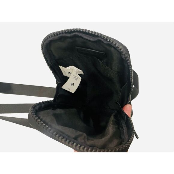 Lululemon Zip Top Crossbody NWOT - Picture 11 of 14